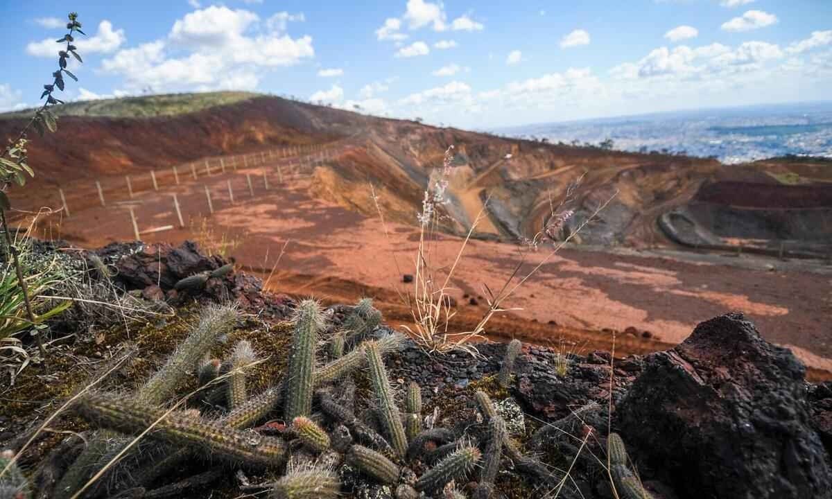 Vista de atividade de mineração na serra do curral -  (crédito: Leandro Couri/EM/D.A press)
