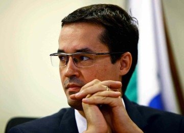 Deltan Dallagnol  sentado com a mão no queixo  -  (crédito: AFP / Heuler Andrey)
