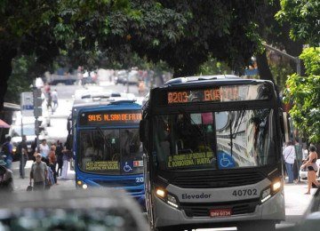 Dois ônibus circulam por rua do Centro de Belo Horizonte -  (crédito: Leandro Couri/EM/D.A Press)