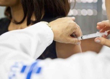 Foto ilustrativa de uma pessoa sendo vacinada contra hepatite -  (crédito: Divulgação/SES-MG)