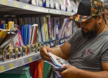 A pesquisa de pre&ccedil;os em diferentes estabelecimentos foi a t&eacute;cnica mais citada entre os entrevistados -  (crédito: Rovena Rosa/Ag&ecirc;ncia Brasil )