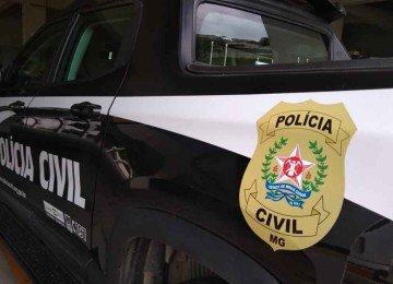 Lateral de viatura da PCMG dentro de uma garagem. Na porta está escrito Polícia Civil na cor branca, em contraste com a cor preta do veículo e com o brasão da polícia  -  (crédito: PCMG/Divulgação)