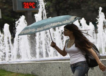 mulher com sombrinha em calor de bh -  (crédito: Arquivo/EM)