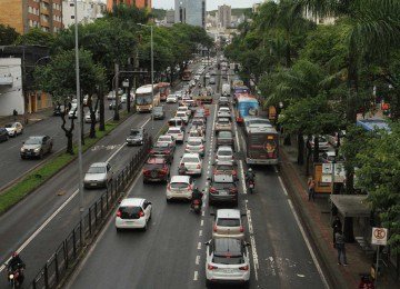 Na imagem, grande movimento de carros na Av. Nossa Senhora do carmo, em BH -  (crédito: Edesio Ferreira/EM/D.A Press)