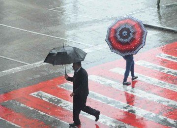 Na Praça Sete, muitas pessoas com guarda-chuva -  (crédito: Leandro Couri/EM/D.A Press)