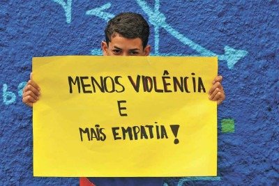 Aluno da Escola Estadual Professor Affonso Neves, no Bairro São Francisco, em BH, carrega cartaz contra a violência nas escolas do Brasil  -  (crédito: Alexandre Guzanshe/EM/D.A Press - 12/4/23)