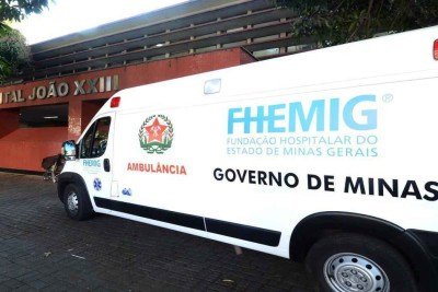 Ambulancia da FHEMIG parada em frente ao Hospital João XXIII -  (crédito: SEGOV)