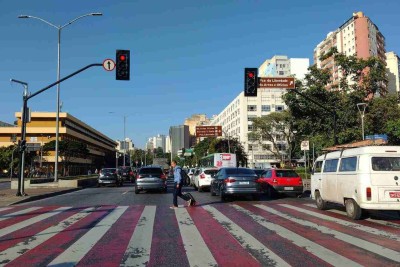 Avenida dos Andradas, em BH, com carros parados no semáforo, prédios nas laterais e céu azul ao fundo.  -  (crédito: Edésio Ferreira/EM/D.A Press)