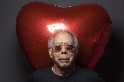 Cantor Jards Macalé veste camiseta preta e está em frente a imenso coração vermelho de plástico inflável -  (crédito: Leo Aversa/divulgação)