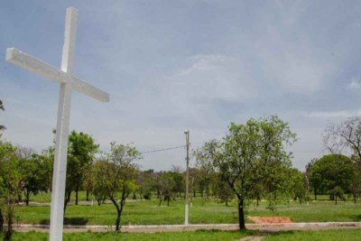 Cruz no cemitério da paz em Belo Horizonte, com paisagem de árvores ao fundo -  (crédito: Daniel Alves/FPMZB)
