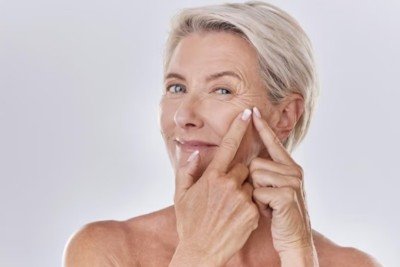 Rugas n&atilde;o s&oacute; ao redor dos olhos, mas tamb&eacute;m no colo, incomodam muitas mulheres e dermatologista explica com lidar com essas linhas indesejadas -  (crédito: Freepik)