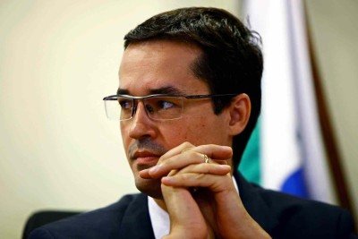 Deltan Dallagnol  sentado com a mão no queixo  -  (crédito: AFP / Heuler Andrey)