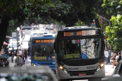 Dois ônibus circulam por rua do Centro de Belo Horizonte -  (crédito: Leandro Couri/EM/D.A Press)