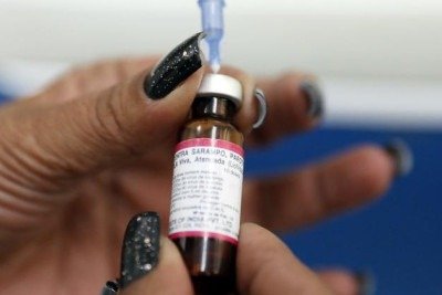 Enfermeira segurando frasco, contendo a vacina contra o sarampo. Na foto, é possível ver a mão da profissional da saúde, o frasco e a seringa.  -  (crédito: Rodrigo Clemente/PBH)