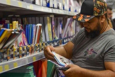 A pesquisa de pre&ccedil;os em diferentes estabelecimentos foi a t&eacute;cnica mais citada entre os entrevistados -  (crédito: Rovena Rosa/Ag&ecirc;ncia Brasil )