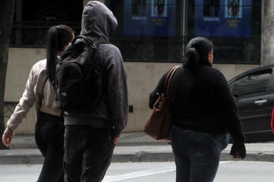 Imagem de pessoas nas ruas de BH com roupas de frio -  (crédito: Jair Amaral/EM/D.A Press)