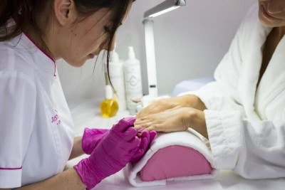 manicure atende cliente -  (crédito: spabielenda/Pixabay )