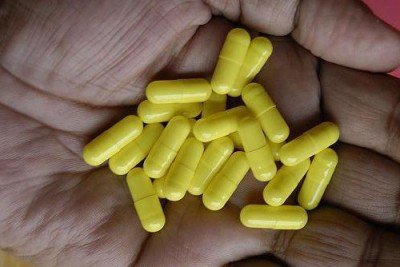 Mão cheia de cápsulas de omeprazol -  (crédito: Getty Images)