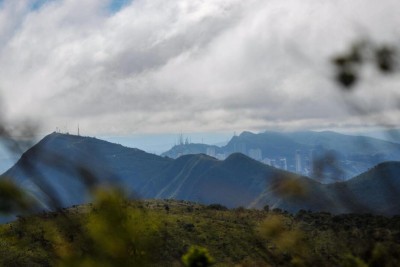 Massa de ar frio sobre a capital mineira. Fotografia capturada na perspectiva do Mirante dos Planetas no parque Estadual da Serra do Rola Moça, em Casa Branca.  -  (crédito: Leandro Couri/EM/D.A Press)
