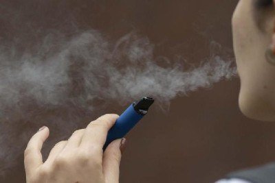 Mulher fumando vape -  (crédito: Getty)