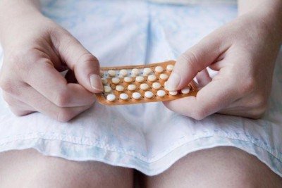 Mulher segura anticoncepcional -  (crédito: BBC)