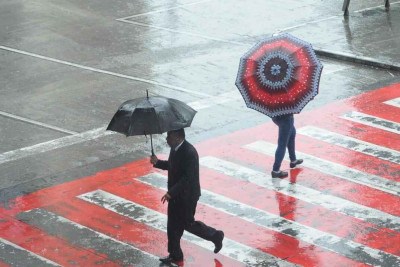 Na Praça Sete, muitas pessoas com guarda-chuva -  (crédito: Leandro Couri/EM/D.A Press)