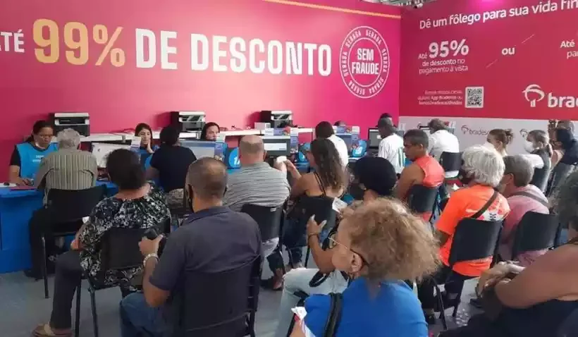 Pesssoas endividadas aguardam para negociar em feirão da Serasa -  (crédito: Serasa/Divulgação)