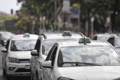 Taxi na Avenida Afonso Pena, no Centro de BH -  (crédito: Gladyston Rodrigues/EM/D.A Press)