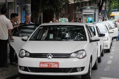 Taxistas em ponto no Centro de BH -  (crédito: Túlio Santos/EM/D.A Press - 26/12/17)