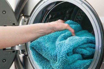Toalha na máquina de lavar roupas -  (crédito: Getty Images)