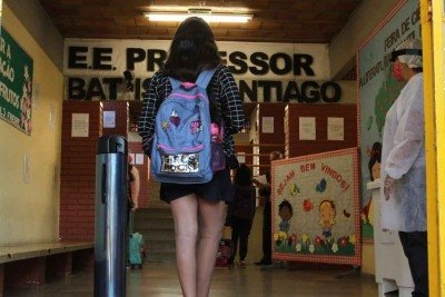 Volta as aulas nas escolas estaduais da capital. Na foto, chegada de alunos na Escola Estadual Batista Santiago, no bairro Santa Monica -  (crédito: Edésio Ferreira/EM/D.A Press)