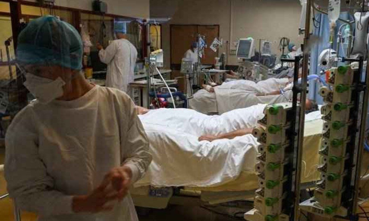Enfermeiras atendem pacientes acamados -  (crédito: Pascal GUYOT / AFP)
