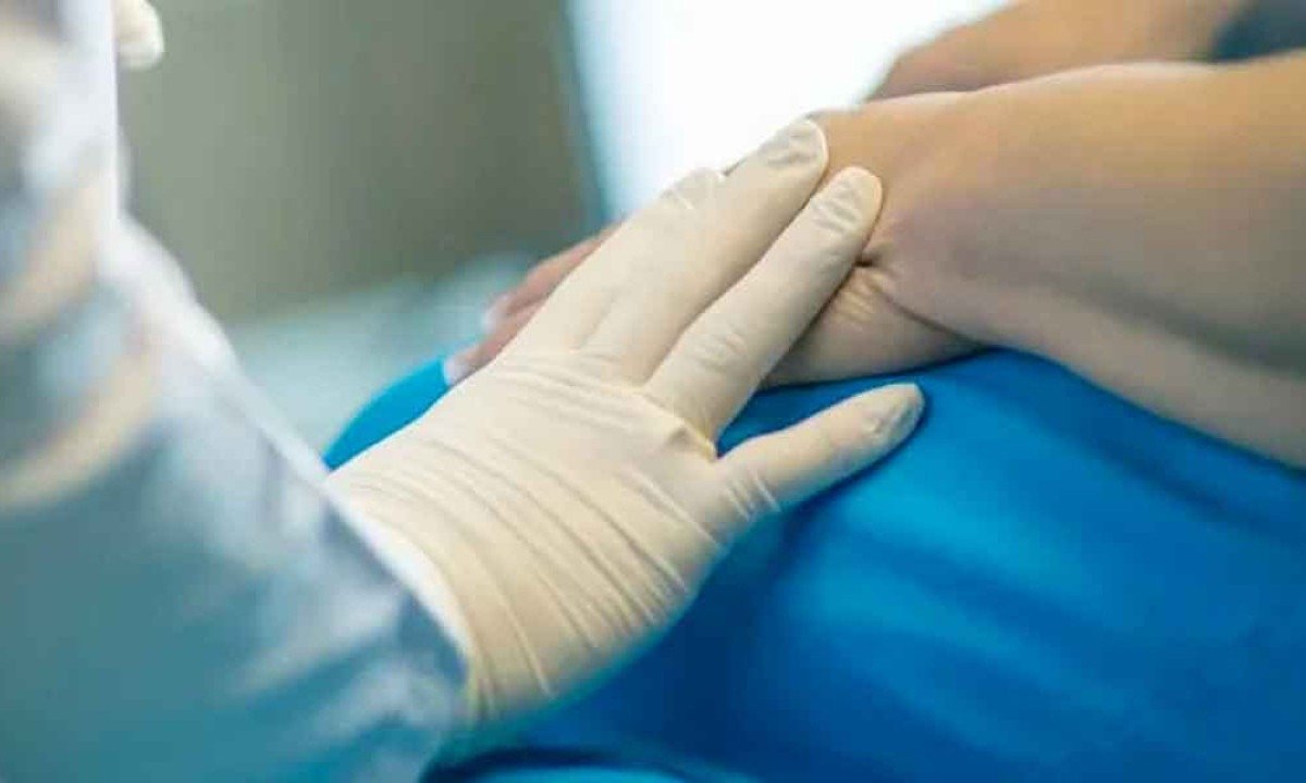 mãos do médico com paciente -  (crédito: artritereumatoide.blog.com.br)