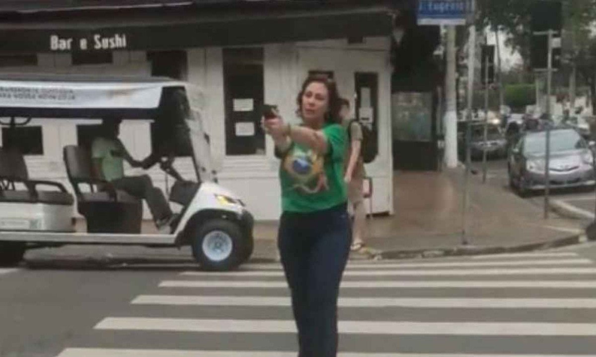 Zambelli apontando arma, opositor fora de cena, no meio de rua. -  (crédito: Redes Sociais/Reprodução)