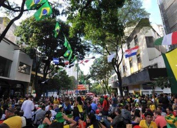 Turistas de vários países lotaram a Savassi, na Região Centro-Sul de BH, para acompanhar a Copa -  (crédito: Leandro Couri/EM/D.A. Press)