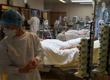 Enfermeiras atendem pacientes acamados -  (crédito: Pascal GUYOT / AFP)