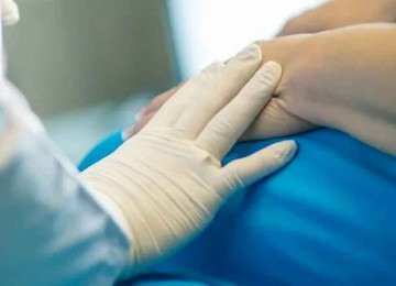 mãos do médico com paciente -  (crédito: artritereumatoide.blog.com.br)