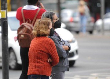 Pessoa usam agasalho para se protegerem do frio -  (crédito: Leandro Couri/EM/D.A Press - 02/09/2021)