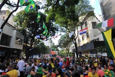 Turistas de vários países lotaram a Savassi, na Região Centro-Sul de BH, para acompanhar a Copa -  (crédito: Leandro Couri/EM/D.A. Press)