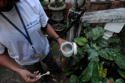 Agente de zoonoses verifica recipientes durante ação em BH: o controle de focos do Aedes aegypti é essencial para controlar a proliferação da dengue -  (crédito: Leandro Couri/EM/D.A Press - 2/8/19)