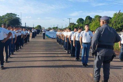 Alunos de escola c&iacute;vico-militar da rede p&uacute;blica -  (crédito: Reprodu&ccedil;&atilde;o/Ag&ecirc;ncia Brasil)