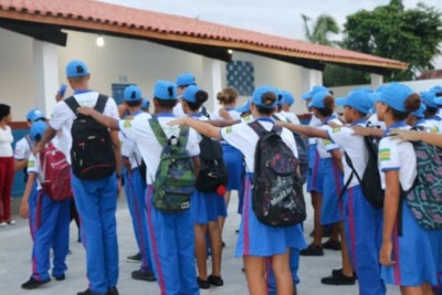 Alunos de escola cívico militar;imagem meramente ilustrativa -  (crédito: Prefeitura de Caravelas/Reprodução)