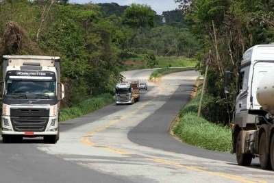 Caminhões passando pela rodovia -  (crédito: Jair Amaral/EM/D.A Press)