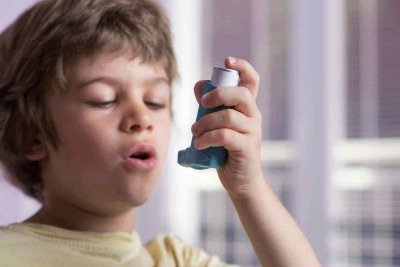 Criança usa bombinha contra asma -  (crédito: Pixabay)