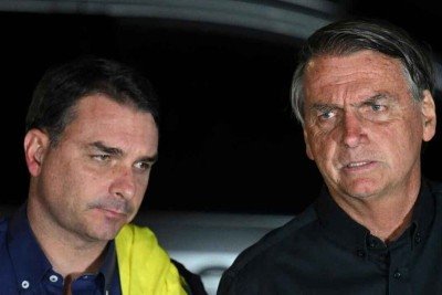 Flávio e Jair Bolsonaro -  (crédito: EVARISTO Sá/AFP)