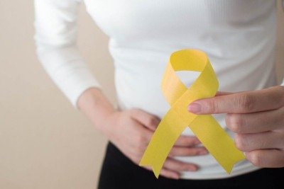 Foto da campanha de prevenção da endometriose mostra, em primeiro plano, fita amarela e ao fundo mulher com a mão sobre a região do útero  -  (crédito: CEU/reprodução )