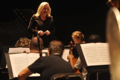 Ligia Amadio, do púlpito, sorri durante ensaio com a Orquestra Sinfônica de Minas Gerais -  (crédito: Leandro Couri/EM/D.A Press)