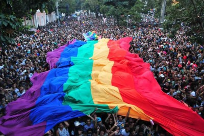 Manifestantes da Parada LGBT encobertos pela bandeira nas cores do arco-íris -  (crédito: Gladyston Rodrigues/EM/DA PRESS)