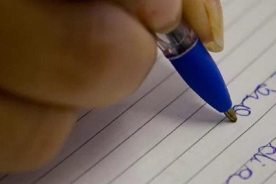 Pessoa escrevendo com caneta em papel -  (crédito: MARCOS SANTOS/USP IMAGENS)