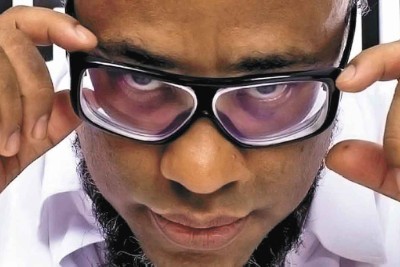 Rapper BNegão segura os óculos e olha para a câmera com expressão séria -  (crédito: Felipe Diniz/divulgação)